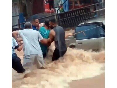 Vídeo Cadeirante é resgatado após ficar preso em carro durante