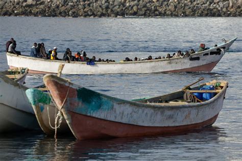 Quatre cadavres de migrants retrouvés dans un canot au large des