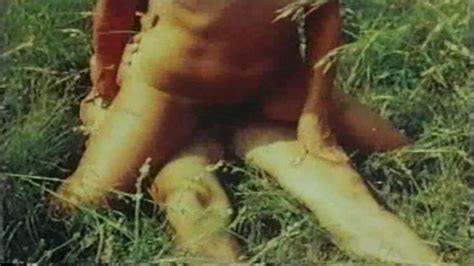 Naked Unknown In Palmen Meer Und Nasse Grotten