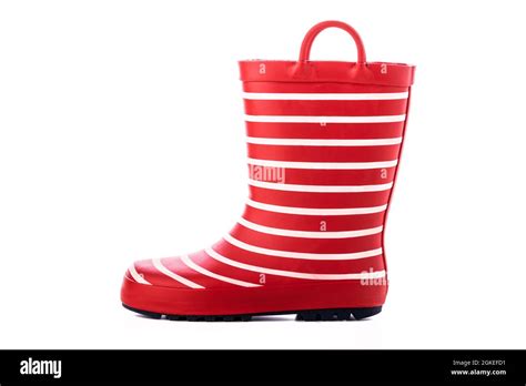 Botas de goma de rayas rojas para niños para lluvia aisladas sobre