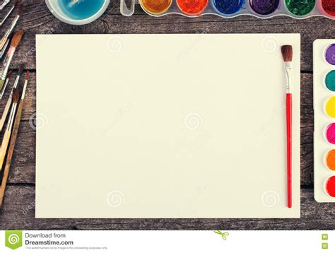 Grupo De Pinturas Da Aquarela De Escovas Para Pintar E De Livro Branco