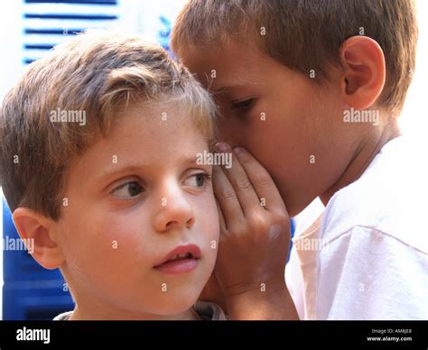 Ni O Susurrando Al O Do Fotograf As E Im Genes De Alta Resoluci N