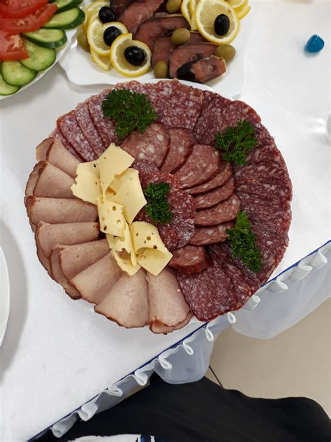 Колбасная нарезка | Еда для вечеринки, Сервировка блюд, Рецепты еды