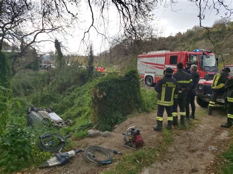 Auto sbatte contro guard rail e finisce in un burrone sulla Platì