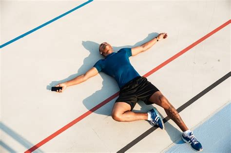 Retrato Da Vista Superior De Um Homem Cansado Jovem Africano Fitness