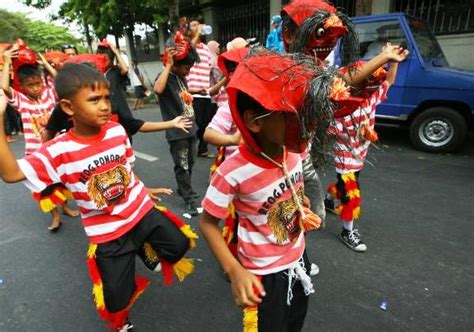 FOTO FOTO NAPAK BUDAYA SAMANHUDI Begini Meriahnya Kirab NBS 2014