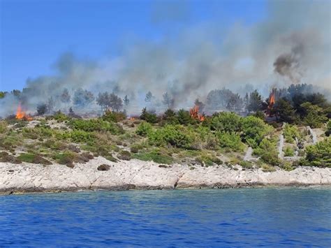 Slobodna Dalmacija Po Ar Na Bra U Naporima Vatrogasaca Stavljen Pod