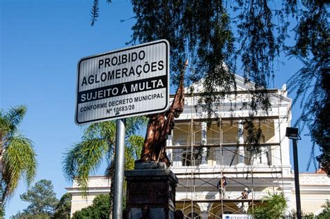 Prefeitura instala placas informativas em pontos públicos para inibir