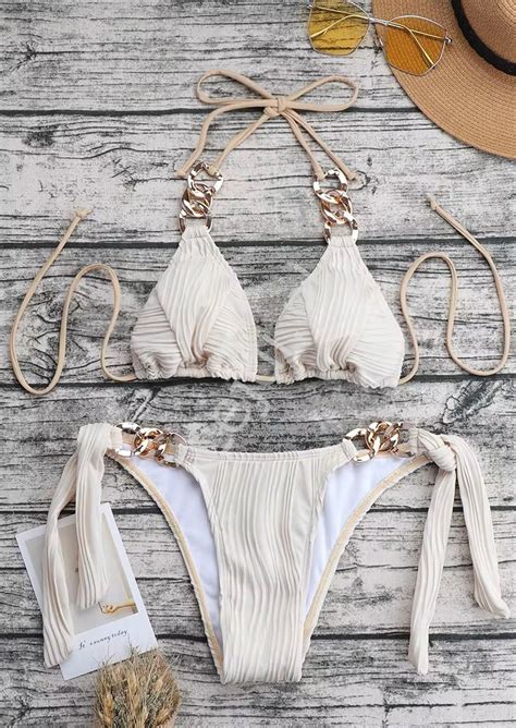 Prążkowane bikini ze złotymi łańcuchami
