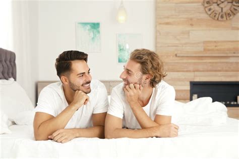 Pares Gay Felices Que Mienten En Cama Foto De Archivo Imagen De Amor