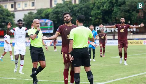 Foto Takluk Dari PSM Makassar Arema Telan Kekalahan Kelima Beruntun