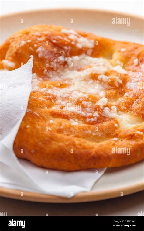 Comida típica húngara llamada langos Fotografía de stock Alamy