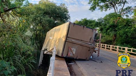 Motorista Cochila Ao Volante E Quase Cai Caminh O De Ponte Em