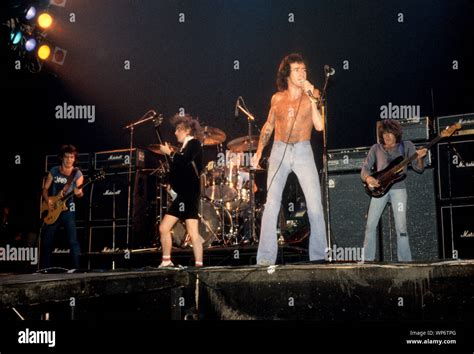 AC/DC Bon Scott, Angus Young und die Band auf der Bühne im Palladium im ...