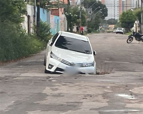 Carro cai em cratera na Cidade dos Funcionários motorista não ficou ferido