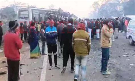 असम में भीषण सड़क हादसा Road Accident In Assam Bus Truck Collision Assam News Assam