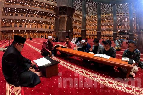 Foto Tadarus Qur An Usai Salat Tarawih Di Masjid Istiqlal Saat Ramadan