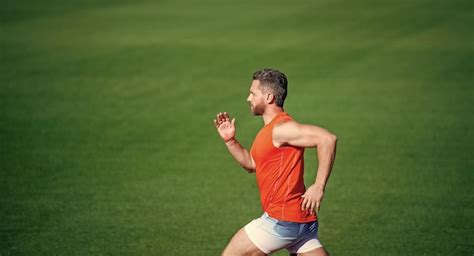 El hombre atlético compite en el deporte de velocidad estilo de vida