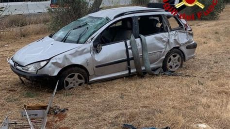 Esce Fuori Strada Con Lauto E Resta Incastrata Nellabitacolo 67enne