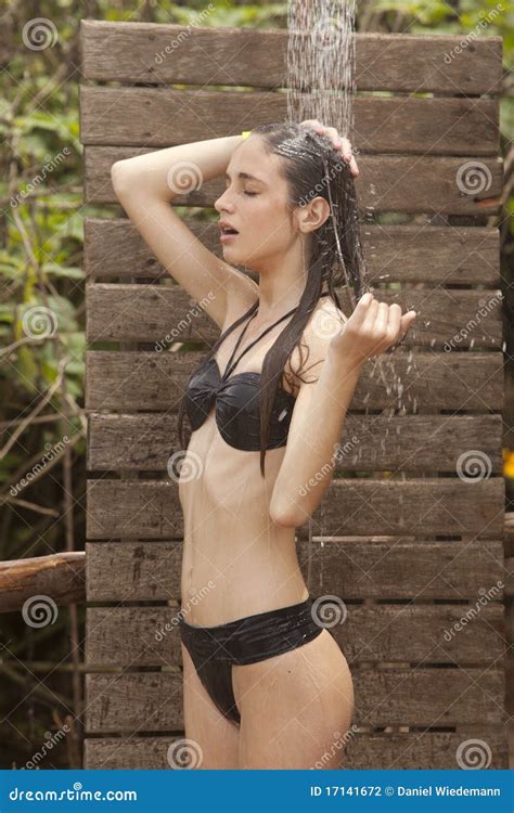 Jugendlich M Dchen Beim Bikini Duschen Stockfoto Bild Von