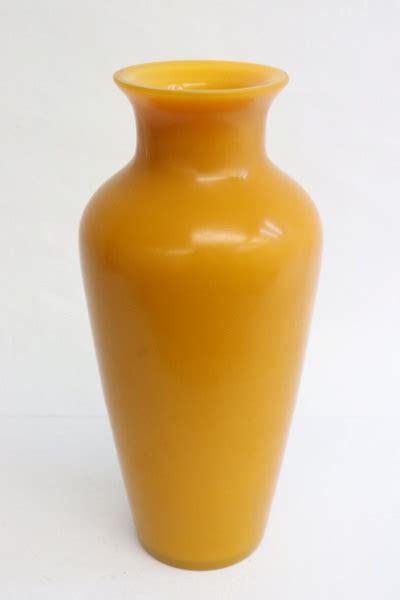 Fine Chinese Yellow Peking Glass Vase