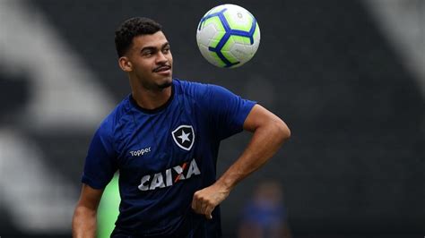 Botafogo renova zagueiro chamado por Tite para completar seleção