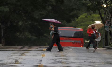 Tempestade se forma e Alerta Laranja é emitido para Curitiba Proteja se