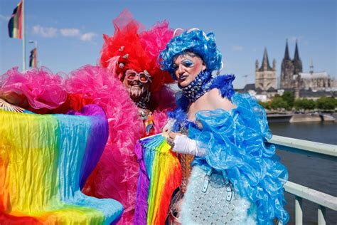 So L Uft Der Csd In K Ln Ab Demo Partys Motto Im Berblick