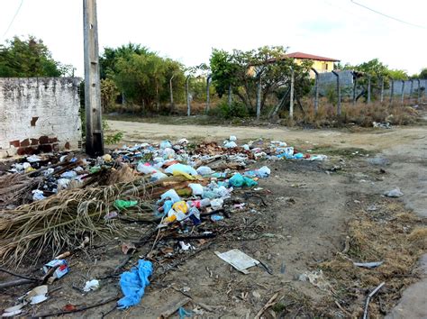 População reclama de acúmulo de lixo nas ruas de Jacumã na Paraíba