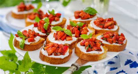 Bruschetta Med Jordgubbar Basilika Och Mascarpone