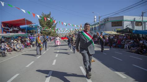 Alcalde De La Municipalidad Distrital De Mu Ani Participa En El Desfile