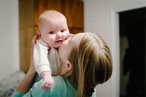 Feliz Madre E Hija Mam Se Aferra A Las Manos Y Besa A La Peque A Ni A