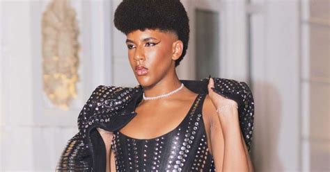 Gay negro e estiloso quem é o menino que celebrou os anos no Copacabana Palace