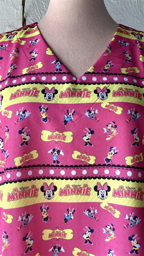 Blusa Scrub De Pijama Cir Rgico Estampado Unissex Minnie Fundo Rosa