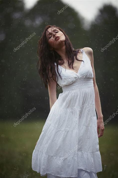 Hermosa chica bajo la lluvia fotografía de stock ababaka 104634420