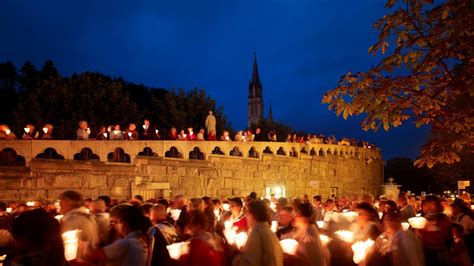 La Procession Aux Flambeaux Office De Tourisme De Lourdes