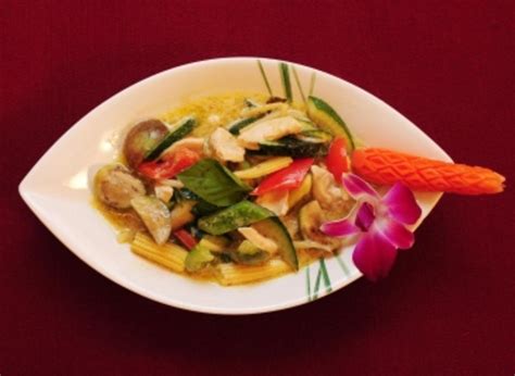 Grünes Thaicurry mit Hühnchen in Kokosmilch mit Gemüse und