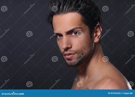 Portrait D Un Bel Homme Photo Stock Image Du Homme Mode 83765426