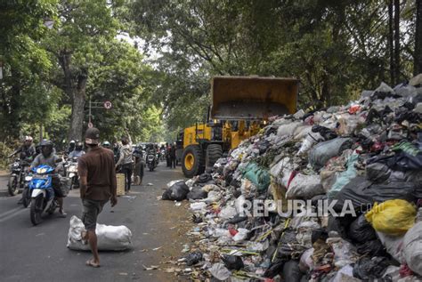 1 600 Ton Sampah Masih Tertahan Di Kota Bandung 38 TPS Overload