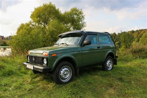 Old Green Car Parked in the Grass | Offroad 4x4 SUV