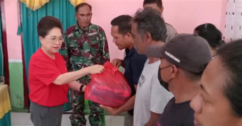 Pj Bupati Sangihe Serahkan Bantuan Kepada Warga Korban Banjir