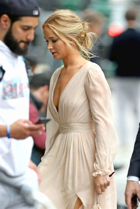 Jennifer Lawrence Dans Une Robe Fendue New York Olympine