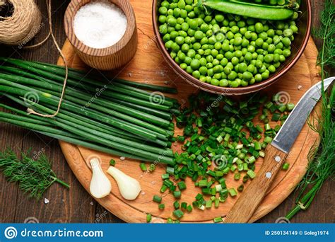 Verduras En Una Tabla De Madera Oscura Vista Sobre La Eneldo De