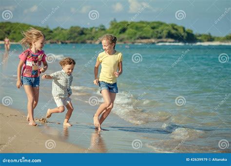 Enfants Heureux Jouant Sur La Plage Image Stock Image Du Ayant Fille