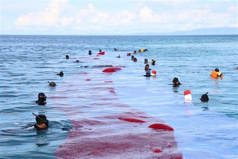 Prosesi Upacara Pengibaran Bendera Merah Putih Di Pantai KM 5