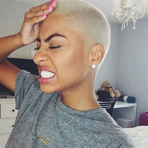 Her Hair And Makeup Are On Point Mais Blonde Pixie Cuts Short Hair Cuts Curly Hair Styles