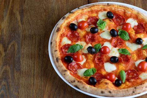 Hoogste Mening Van Napolitaanse Pizza Met Pepperonis Mozarella