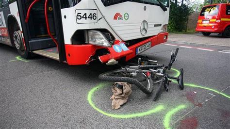 Krefeld 83 jähriger Radfahrer bei Busunfall tödlich verletzt