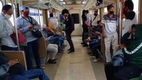 Foto Bermain Gawai Di Krl Berpotensi Sebarkan Virus Corona