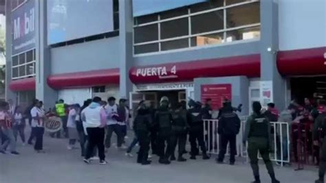 Video Pelea Campal Entre Aficionados De Necaxa Y Atlas Afuera Del